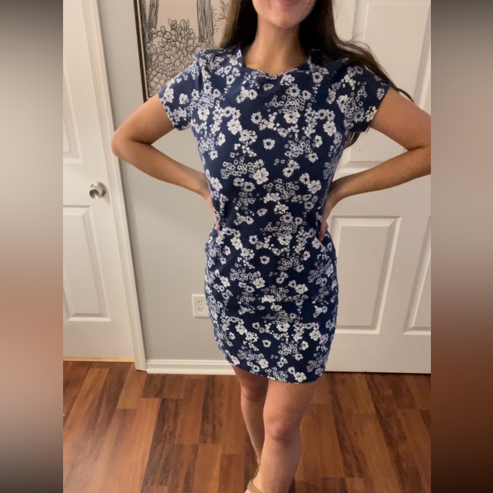 Like New Old Navy T Shirt Dress in Dark Blue Floral Pattern size Large